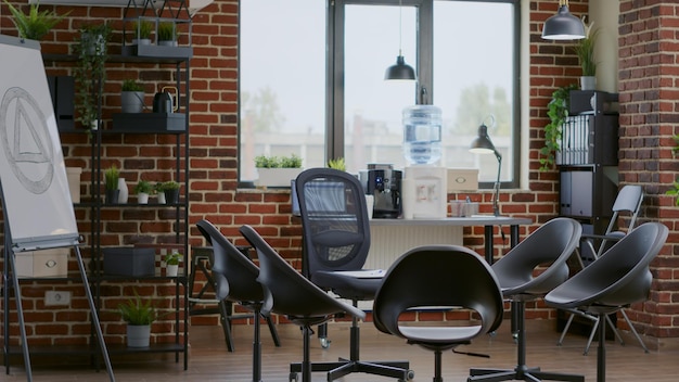 Gratis foto niemand in de ruimte met stoelen in de cirkel en een vergaderbord op een wit bord. leeg kantoor gebruikt voor groepstherapiesessie met mensen en psychotherapeut voor revalidatieprogramma.