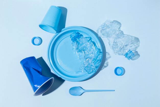 Niet milieuvriendelijk assortiment plastic voorwerpen