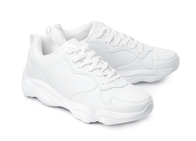 Nieuw paar witte sneakers geïsoleerd op wit