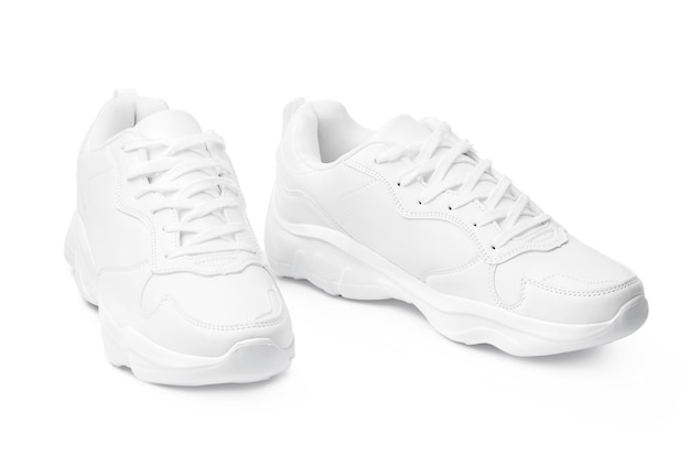 Nieuw paar witte sneakers geïsoleerd op wit