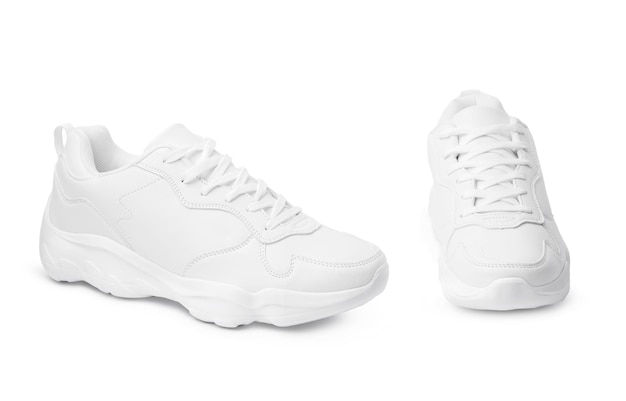 Nieuw paar witte sneakers geïsoleerd op wit