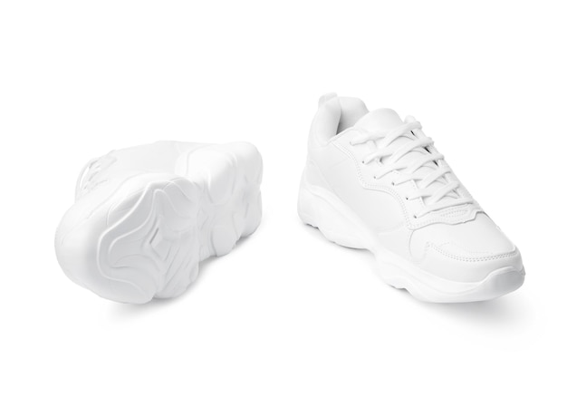 Nieuw paar witte sneakers geïsoleerd op wit