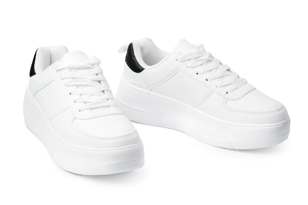 Nieuw paar witte sneakers geïsoleerd op wit