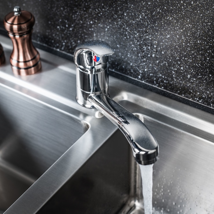 Gratis Foto nieuwe en moderne stalen kraan in de keuken