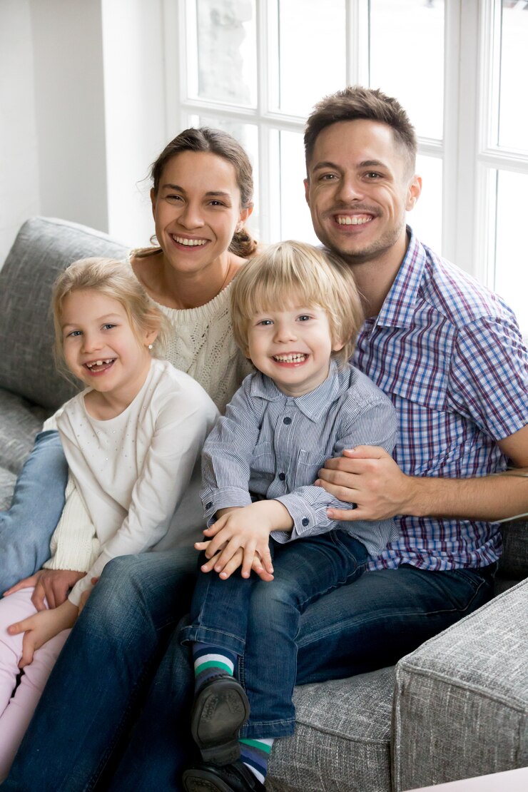Gratis Foto nieuwe gelukkige ouders voor twee geadopteerde kinderen, familie verticaal portret