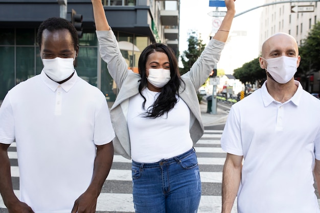 Nieuwe groep vrienden met een normale levensstijl die een masker dragen en rondhangen in de stad