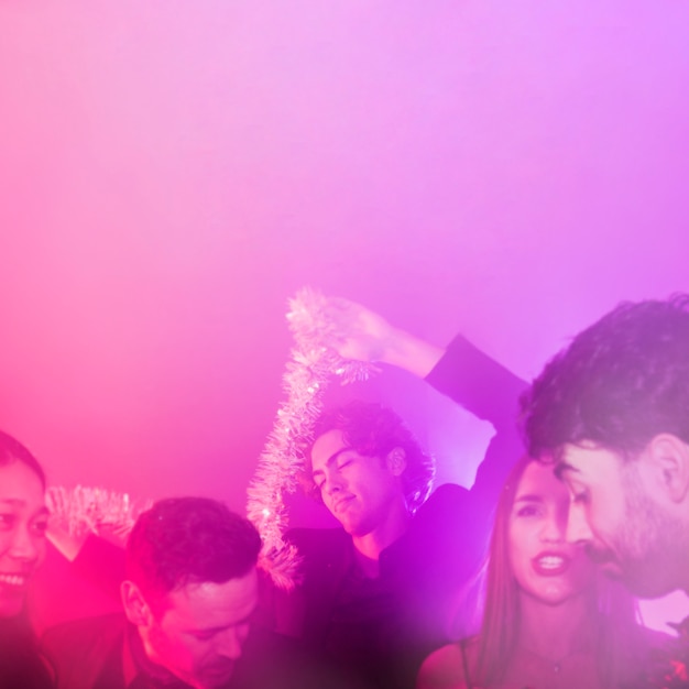 Nieuwe jaarpartij in nachtclub met mens het dansen