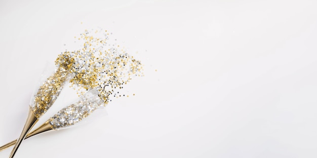 Nieuwe jaarsamenstelling met elegante confettien in champagneglazen