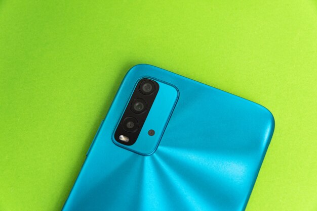 Nieuwe mobiele telefoon over kleurrijke achtergrond