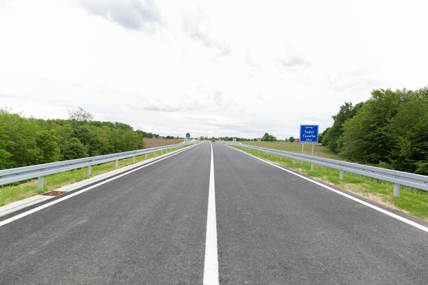Nieuwe recent aangelegde snelweg in het district Brcko, Bosnië en Herzegovina