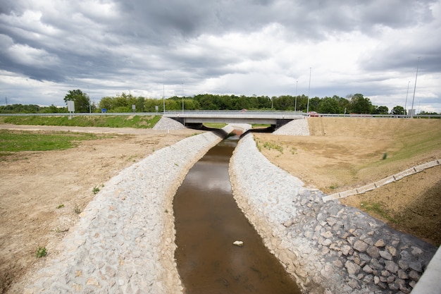 Nieuwe recent aangelegde snelweg in het district brcko, bosnië en herzegovina