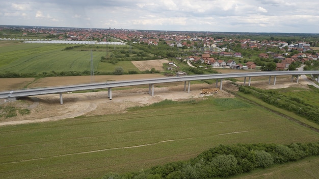 Nieuwe recent aangelegde snelweg in het district Brcko, Bosnië en Herzegovina