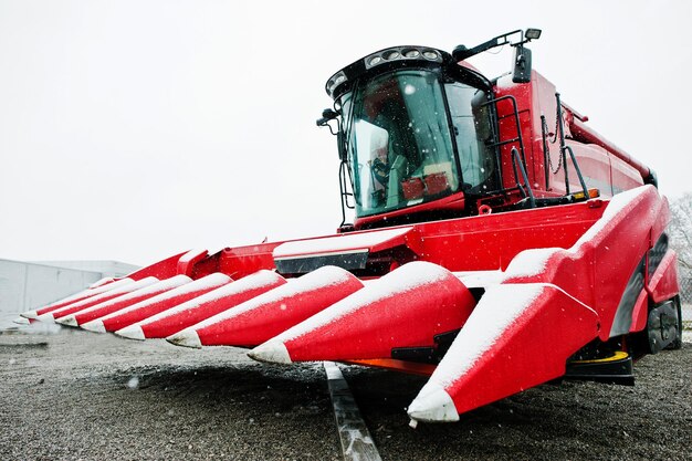 Nieuwe rode maaidorser bij sneeuwweer