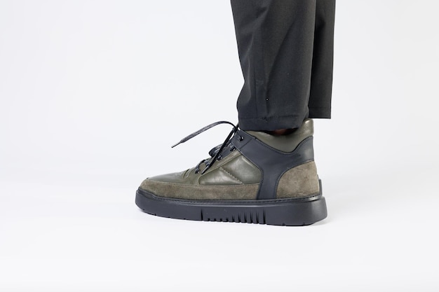 Nieuwe stijlvolle herfstlaarzen voor heren gemaakt van echt leer, herenschoenen op een witte achtergrond. winter herenschoenen 2022