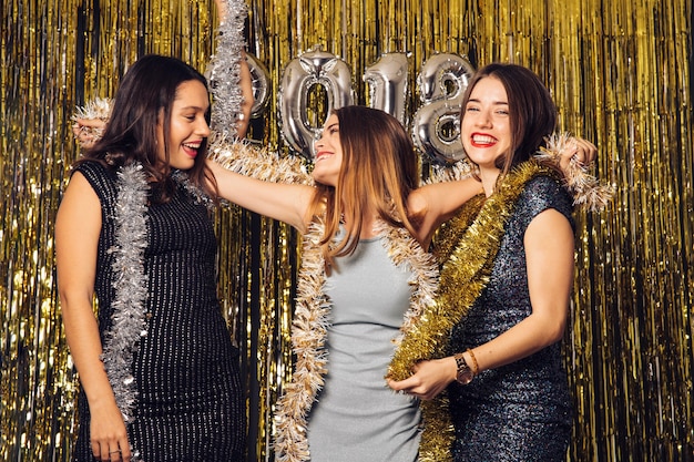 Gratis foto nieuwjaar clubfeestje met drie vrienden