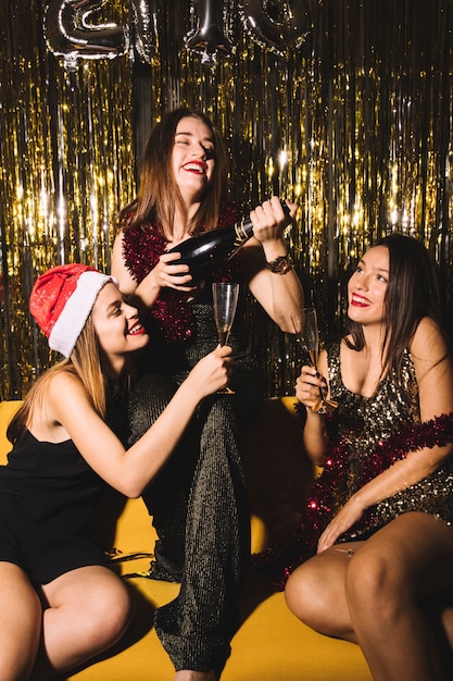 Nieuwjaar feest met disco meiden