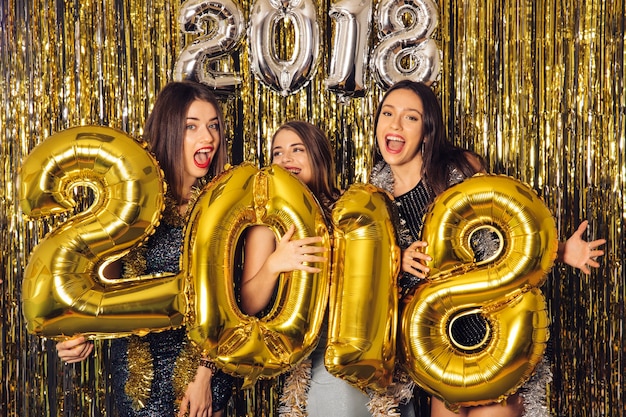 Gratis foto nieuwjaar feestje met drie vrienden