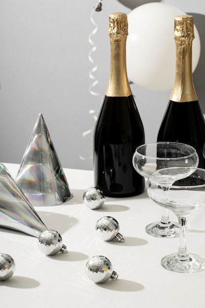 Nieuwjaarsfeestarrangement met champagnefles