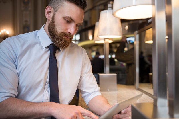 Nieuws controleren op digitale tablet