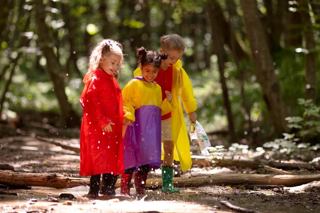 Nieuwsgierige kinderen die deelnemen aan een speurtocht in het bos