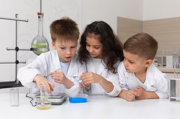 Nieuwsgierige kinderen doen een chemisch experiment op school