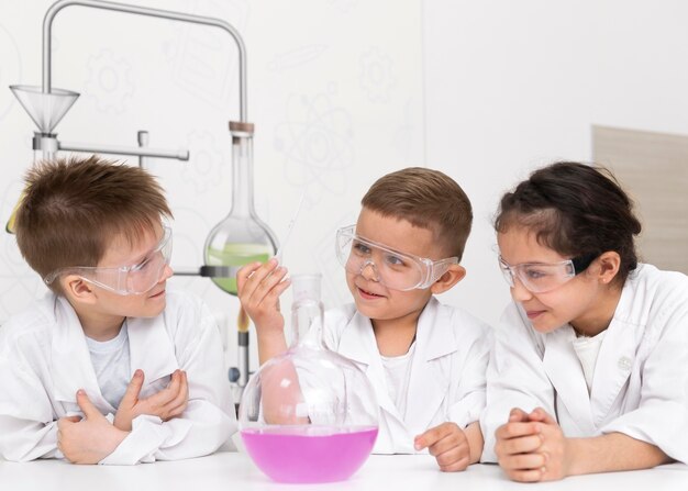 Nieuwsgierige kinderen doen een chemisch experiment op school