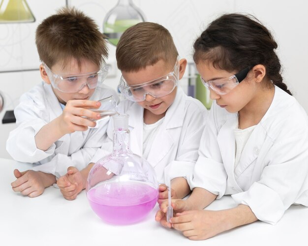 Nieuwsgierige kinderen doen een chemisch experiment op school