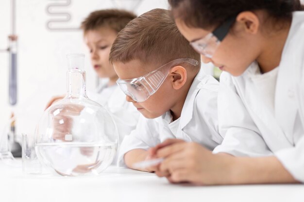 Nieuwsgierige kinderen doen een chemisch experiment op school