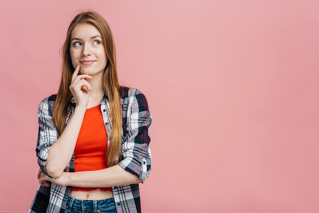 Nieuwsgierige vrouw die weg kijkt