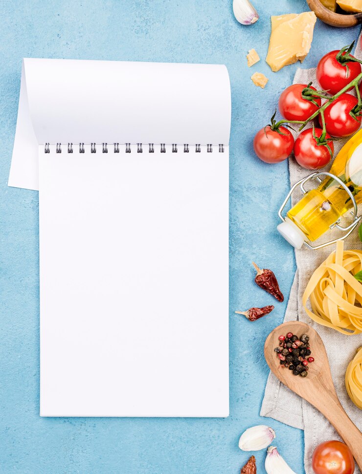 Gratis Foto noedels met groenten naast notebook