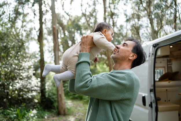 Gratis foto nomadenfamilie die in de natuur leeft