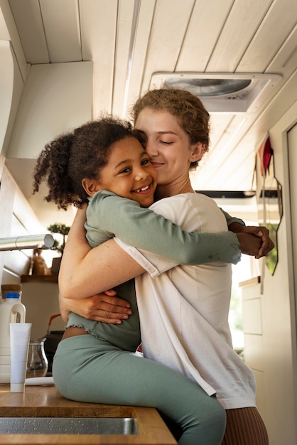 Gratis foto nomadenfamilie die reist en in een busje woont