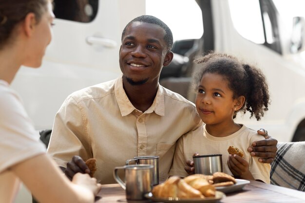 Nomadenfamilie die reist en in een busje woont