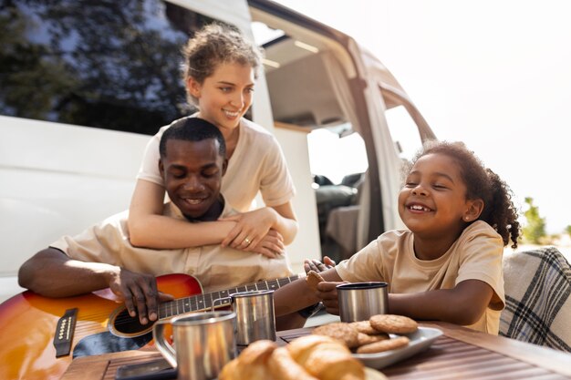 Nomadenfamilie die reist en in een busje woont