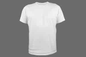 Gratis foto normale effen witte t-shirt op een grijze achtergrond