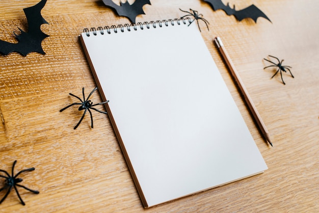 Gratis foto notebook een halloween decoratie