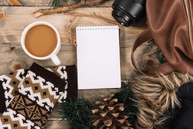 Gratis foto notebook en beker in de buurt van handtas