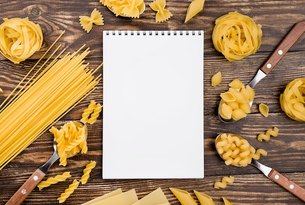 Notebook en pasta in lepels