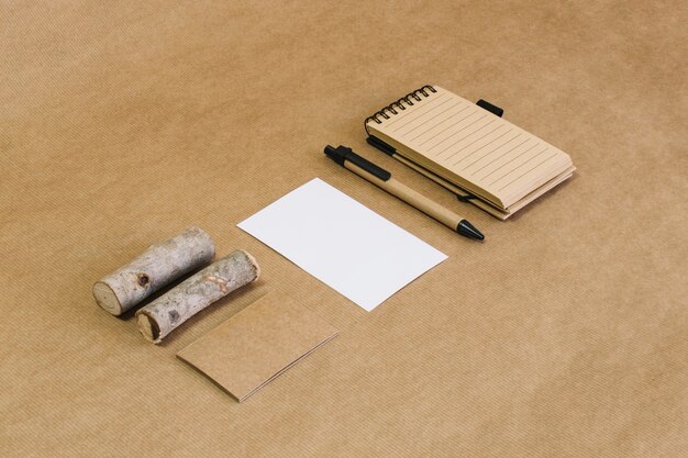 Notebook en pen in de buurt van hout
