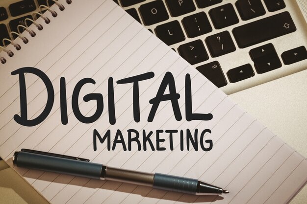 Notebook met de woorden &quot;digitale marketing&quot;