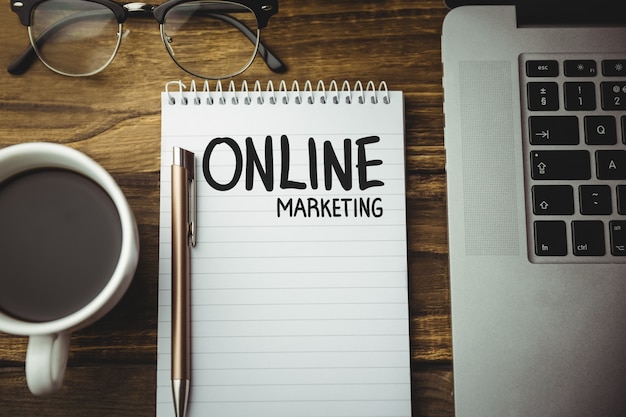 Notebook met de woorden &quot;online marketing&quot;