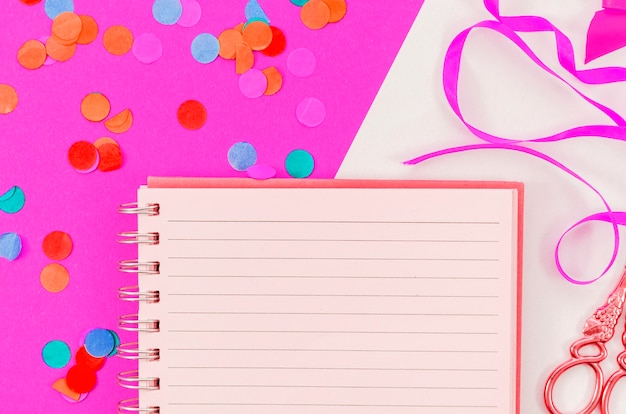 Notebook met kleurrijke confetti