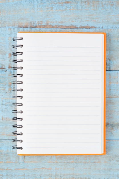 Notebook op blauwe houten tafel