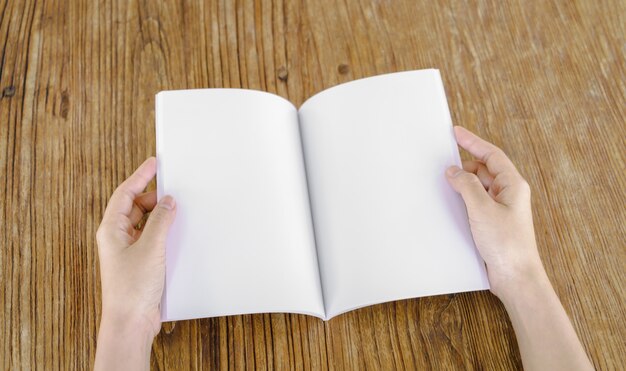 Notebook op een houten tafel