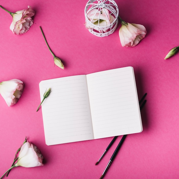 Notebook sjabloon met florale decoratie