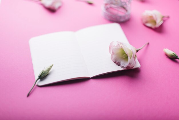 Notebook sjabloon met florale decoratie