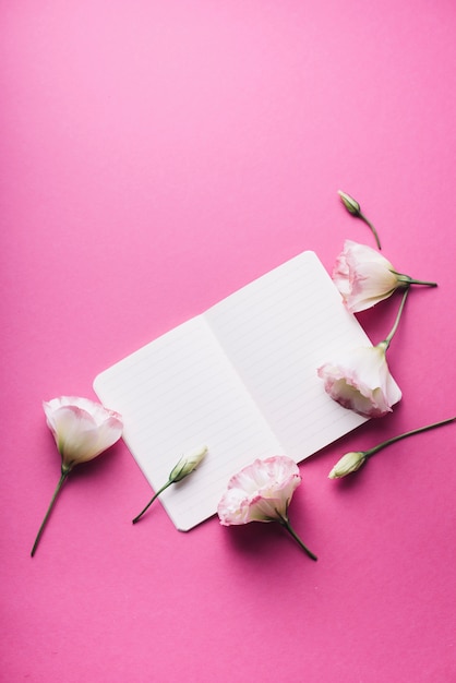 Gratis foto notebook sjabloon met florale decoratie