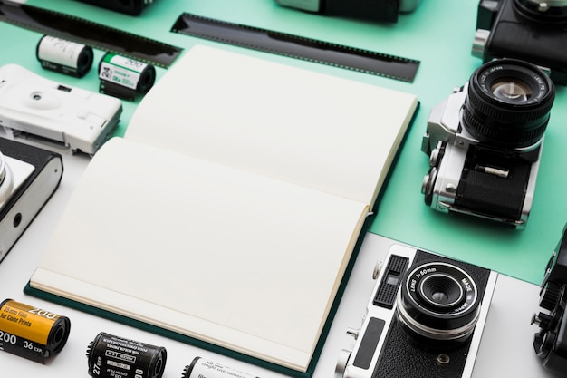 Gratis foto notebook tussen camera's en film