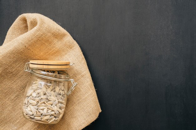 Noten in glas en ruimte aan de rechterkant