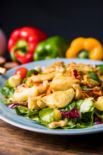 Gratis foto noten; kip en zomer groenten op een bord boven tafel